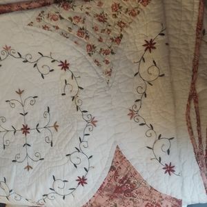 Quilt with marching pillows